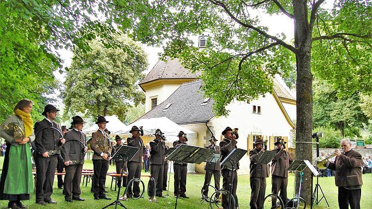 Die Jagdhornbläser der BJV-Kreisgruppe Bad Kissingen spielten unter Leitung von Florian Bauer  und Veronika Hümpfer. Sigismund von Dobschütz