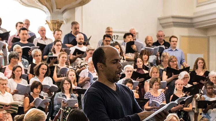 Richard Cooke probt mit dem Philharmonischen Orchester, dem Chor des Landestheaters und der Royal Choral Society die "Sea Symphony" von Ralph Vaughan Williams in der Coburger Morizkirche.Foto: Jochen Berger