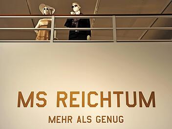 Im Eingang der Ausstellung "MS Reichtum" im Deutschen Hygiene-Museum in Dresden stehen zwei Schaufensterpuppen an einer Reling einer Schiffsatrappe.  Foto: B. Jutrczenka, dpa