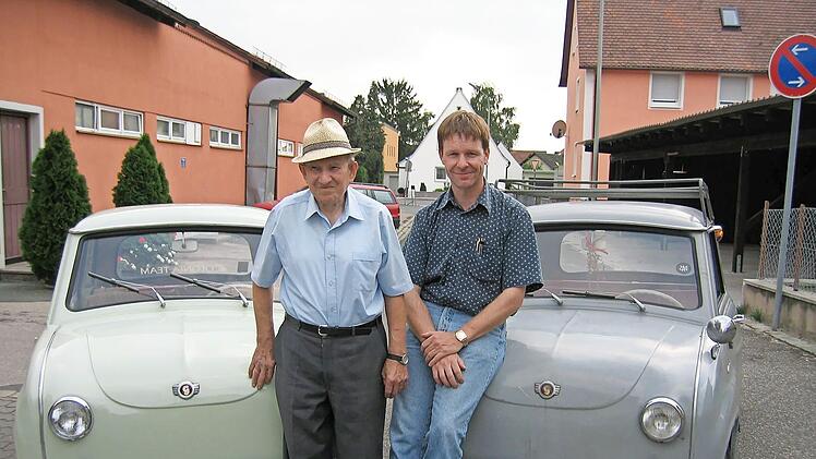 Zwei Goggomobile mit einem alten HÖS-Kennzeichen im Jahr 2005. Georg Hahn aus Höchstadt und Kreisheimatpfleger und Autor Manfred Welker aus Herzogenaurach.