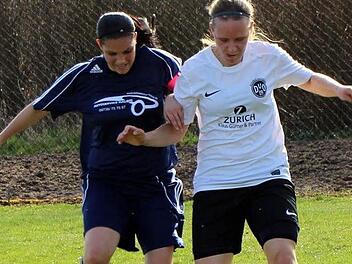 Dettelbachs Anna-Amanda Thormann bleibt Siegerin im Zweikampf gegen Romina Mathes (SV Albertshausen). Foto: Thomas