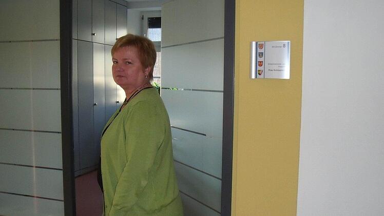 Ruth Schöpplein, Leiterin des Einwohnermelde- und Passamtes hat es nicht weit zum Automaten - genau wie ihre Kundschaft.
