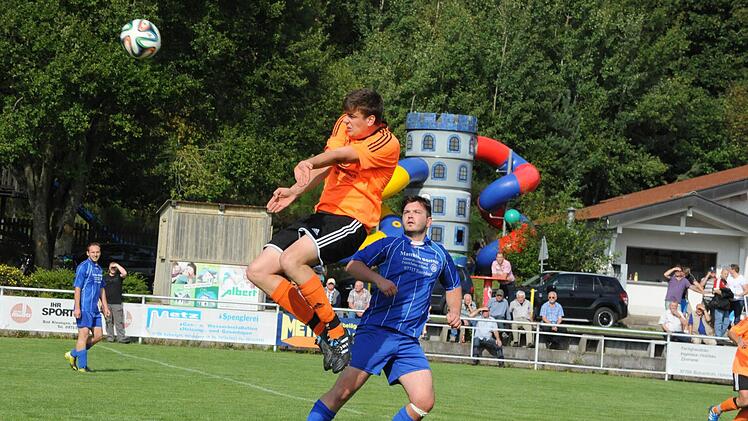 Artisten der Lüfte: Kopfballduell im Spiel des TSV Wollbach gegen den SV Ramsthal II (8:0).