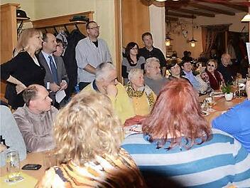 Intensiv diskutiert wurde bei der Veranstaltung "Mieter schützen" im Turnerheim Kronach. Als Ansprechpartner standen (von links, stehend): Rechtsanwältin Sabine Gross, Stadtrat Ralf Völkl sowie die Vorsitzenden der Mietervereine Kulmbach und Lichtenfels, Katharina und Andre Steffen, zur Verfügung. Foto: vz