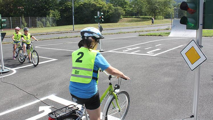Schüler bei der Verkehrswacht. Foto: Robert Huger
