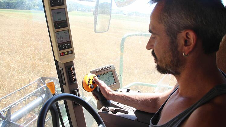Udo Vonberg im Cockpit seines Mähdreschers. Er hat nicht nur die Displays und den Joystick im Blick, sondern auch das Getreidefeld.  Foto: Friedwald Schedel