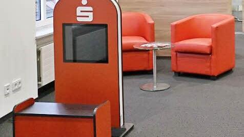 Lädt die Jüngsten zum Spielen ein: Der Mal- und Spielcomputer neben dem Wartebereich sorgt dafür, dass keine Langeweile aufkommt.