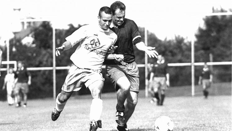 Eine Szene aus einem Bezirksoberliga-Spiel in den neunziger Jahren mit Kasendorfs Mittelfeldspieler Stefan Wiesenm&uuml;ller (rechts). Foto: BR-Archiv