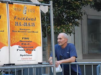 Georg Ort hat alle Veranstaltungen der MIH "mit Leidenschaft organisiert", sagt Wegbegleiter Rudi Bauerfeld. Unser Foto zeigt den "Velder" beim Schlosshofkonzert der MIH am Altstadtfest 2015. Ein bisschen galten seine Gedanken da wohl schon dem Music-Base-Festival, das wenig später anstand.  Foto: Bernhard Panzer