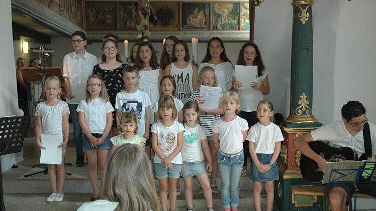 Der Kinderchor "Gotteskinder" sang seinem scheidenden Pfarrer Peter Mierdel  ein Abschiedslied. Foto: Edwin Mei&szlig;inger