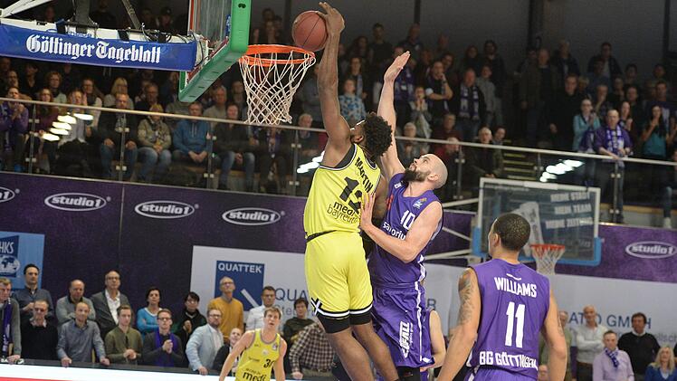 Hassan Martin versenkt den Ball im Göttinger Korb, Dennis Kramer kommt zu spät. Foto: Peter Mularczyk