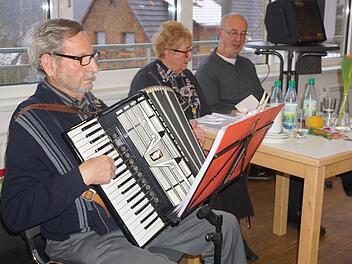 Alte Geschichten rund um die Walddörfer erzählten Herbert Holzheimer (rechts) und Karla Fleischhauer-Metz (Mitte) beim Sing- und Erzählnachmittag des Rhönklub-Zweigvereins Walddörfer im Dorfzentrum Waldberg. Günter Metz begleitete die alten Heimatlieder auf dem Akkordeon. Marion Eckert