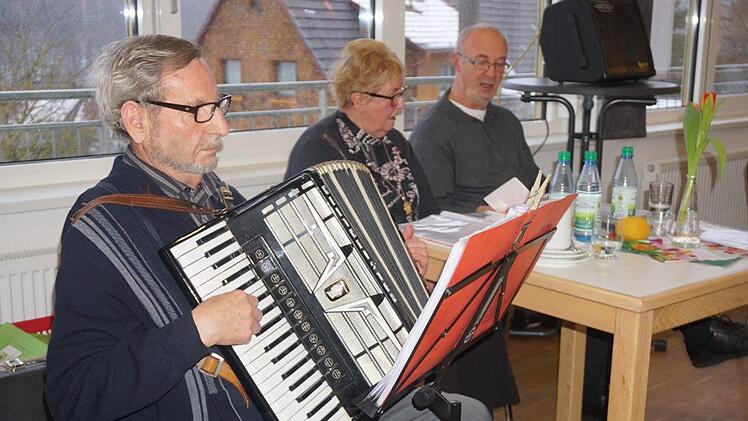 Alte Geschichten rund um die Walddörfer erzählten Herbert Holzheimer (rechts) und Karla Fleischhauer-Metz (Mitte) beim Sing- und Erzählnachmittag des Rhönklub-Zweigvereins Walddörfer im Dorfzentrum Waldberg. Günter Metz begleitete die alten Heimatlieder auf dem Akkordeon. Marion Eckert