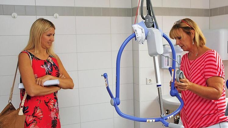 Gesch&auml;ftsf&uuml;hrerin Marion Tost (rechts) f&uuml;hrte Bundestagsabgeordnete Silke Launert durch das Awo-Zentrum in Bayreuth.  Foto: Stephan Herbert Fuchs