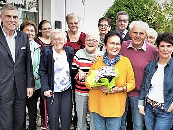 Unser Bild zeigt Erika Weinlein (mit Blumen) mit ihrem Ehemann Heinz (rechts daneben) und ihren Geburtstagsgästen. Foto: Werner Reißaus