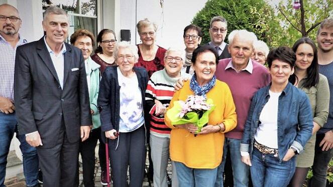 Unser Bild zeigt Erika Weinlein (mit Blumen) mit ihrem Ehemann Heinz (rechts daneben) und ihren Geburtstagsgästen. Foto: Werner Reißaus
