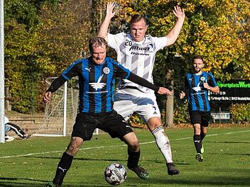 Ab Samstag dürfen in Bayern in Kontaktsportarten wieder Testspiele absolviert werden. Damit können sich Teams wie Landesligist Jahn Forchheim (re. Ex-Eintracht-Bamberg-Spieler Patrick Hoffmann) besser auf die für Anfang September geplante Fortsetzung der Fußball-Saison vorbereiten. Foto: Archiv/Andreas Klupp
