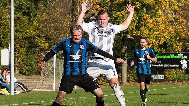 Ab Samstag dürfen in Bayern in Kontaktsportarten wieder Testspiele absolviert werden. Damit können sich Teams wie Landesligist Jahn Forchheim (re. Ex-Eintracht-Bamberg-Spieler Patrick Hoffmann) besser auf die für Anfang September geplante Fortsetzung der Fußball-Saison vorbereiten. Foto: Archiv/Andreas Klupp