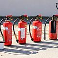 Schaum-, Pulver- oder doch ein Wasserlöscher? Wir verraten, was du beim Kauf eines Feuerlöschers für zuhause beachten solltest. Symbolbild: Antranias/pixabay.com