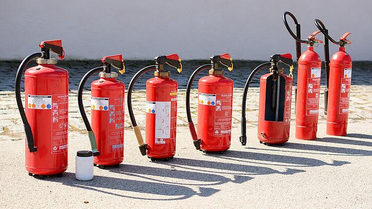 Schaum-, Pulver- oder doch ein Wasserlöscher? Wir verraten, was du beim Kauf eines Feuerlöschers für zuhause beachten solltest. Symbolbild: Antranias/pixabay.com