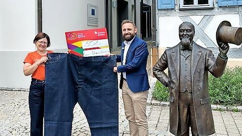 Besondere Spendenübergabe mit einer überdimensionierten Jeans: Andreas Geist, Leiter der Sparkassen-Geschäftsstelle Buttenheim, überreicht den Scheck über symbolträchtige 501 Euro an Museumsleiterin Tanja Roppelt.