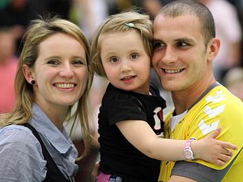 Ronny Göhl mit Frau Tamara und Tochter Nora. Der 2005 aus Eisenach gekommene Rechtsaußen gilt beim HSC längst als "echter Coburger". Foto: Albert Höchstädter