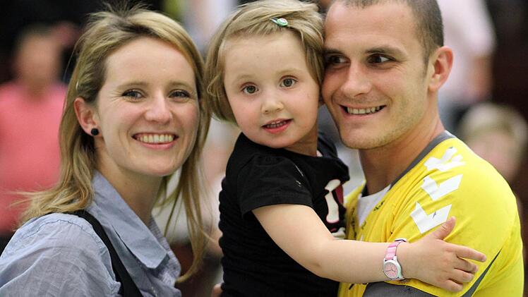 Ronny Göhl mit Frau Tamara und Tochter Nora. Der 2005 aus Eisenach gekommene Rechtsaußen gilt beim HSC längst als "echter Coburger". Foto: Albert Höchstädter