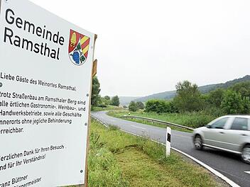Eine Tafel an der Zufahrt nach Ramsthal weist Autofahrer in den Ort. Fotos: Arkadius Guzy