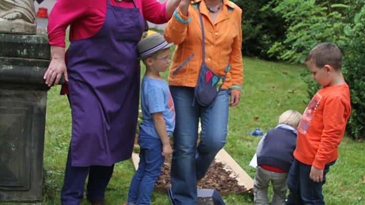 Den Sinnespfad mit verbundenen Augen zudurchschreiten war ein echtes Erlebnis beim Sommerfest der Landwirtschaftsschule.
