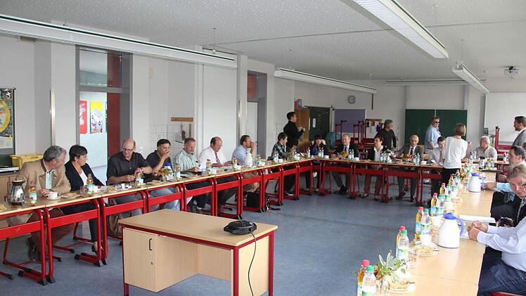 In der Dr.-Ernst-Schmitt-Realschule in Ebern tagte der Kreisbauausschuss, worüber sich Konrektorin Luise Pannek, hinten, zwischen Landrat Wilhelm Schneider (rechts) und Geschäftsführer Horst Hofmann (links), freute.  Foto: Helmut Will
