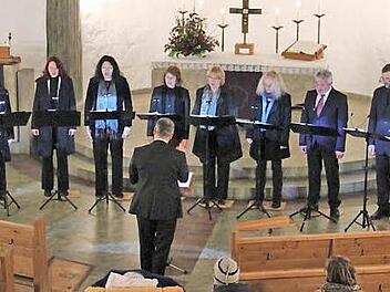 Die zwölf Sängerinnen und Sänger des Kulmbacher Vokalensembles TonART zeigten eine wunderbare und rührende Vorstellung in der Kulmbacher Kreuzkirche. Foto: kms