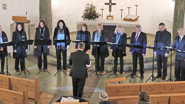 Die zwölf Sängerinnen und Sänger des Kulmbacher Vokalensembles TonART zeigten eine wunderbare und rührende Vorstellung in der Kulmbacher Kreuzkirche. Foto: kms