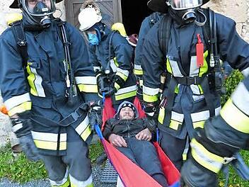Nicht einfach war die Personenrettung mit schwerem Atemschutz über die engen Treppen im Rugendorfer Schloss.  Foto: Klaus-Peter Wulf
