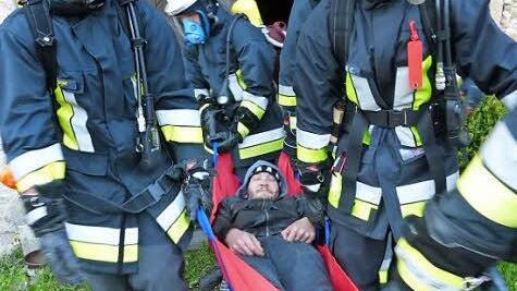 Nicht einfach war die Personenrettung mit schwerem Atemschutz über die engen Treppen im Rugendorfer Schloss.  Foto: Klaus-Peter Wulf