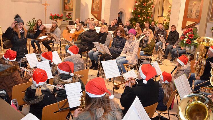 Das Nachwuchsorchester ist an den roten Mützen zu erkennen. Foto: Peter Rauch