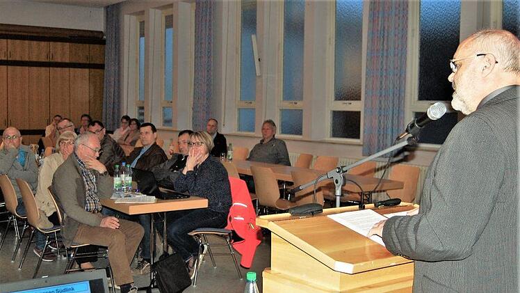 Bürgermeister Franz Kuhn (CSU) bei seinem Rechenschaftsbericht in der Bürgerversammlung in Oerlenbach. Sigismund von Dobschütz