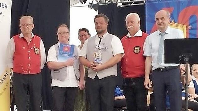 Die Übergabe der Urkunden an Vorsitzenden Michael Scheler und den Dirigenten des Schüler- und Jugendorchesters, Johannes Piontek, mit den Verantwortlichen  Foto: privat