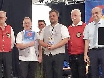 Die Übergabe der Urkunden an Vorsitzenden Michael Scheler und den Dirigenten des Schüler- und Jugendorchesters, Johannes Piontek, mit den Verantwortlichen  Foto: privat