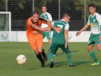 Der Neudrossenfelder Dorian Carl hat hier den Mitterteicher Matthias Männl verladen. Doch entscheidend konnten sich die TSV-Spieler gestern abend gegen destruktive Mitterteicher nicht durchsetzen. So blieb es beim 0:0.  Foto: Peter Mularczyk