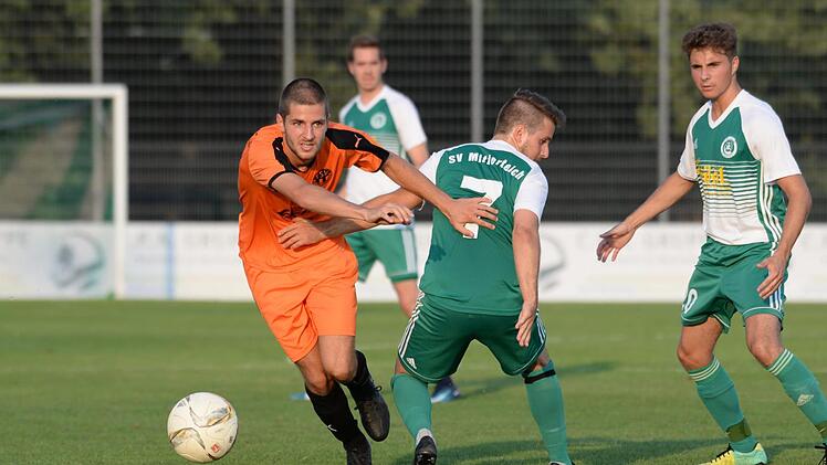 Der Neudrossenfelder Dorian Carl hat hier den Mitterteicher Matthias Männl verladen. Doch entscheidend konnten sich die TSV-Spieler gestern abend gegen destruktive Mitterteicher nicht durchsetzen. So blieb es beim 0:0.  Foto: Peter Mularczyk