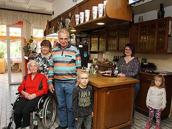 Die Betriebsübergabe ist geglückt: Elli Röttsches, Gertrud und Dieter Keßler, Caroline Keßler sowie Neffe und Nichte. Foto: Arkadius Guzy