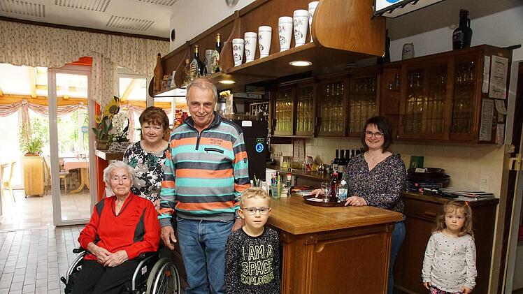 Die Betriebsübergabe ist geglückt: Elli Röttsches, Gertrud und Dieter Keßler, Caroline Keßler sowie Neffe und Nichte. Foto: Arkadius Guzy