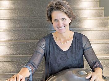 Obertongesang, Handpan und Kotamo stehen im Mittelpunkt des Konzertes mit Cora Krötz.  Foto: Petra Müller