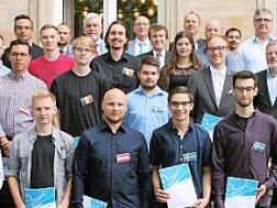 Diese Auszubildenden erhielten f&uuml;r die Teilnahme am Auslandspraktikum 2018/19 das Zertifikat "Europass Mobilit&auml;t".  Foto: Christian Bro&szlig;mann