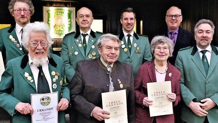 Auszeichnungen beim Schützenhort 1885 Stockheim für langjährige Zugehörigkeit beim Bayerischen Sportschützenbund. Vorne von links: Herford Schneider, Hubert Busse, Elke Schülner sowie Vorsitzender Frank Oberkofler. hinten von links Helge Schneider, Harald Bock, Schützenmeister Michel Dyckerhoff sowie Zweiter Bürgermeister Siegfried Weißerth  Foto: Gerd Fleischmann