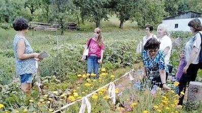 Die Teilnehmer bewundern den Bauerngarten. Fotos: privat