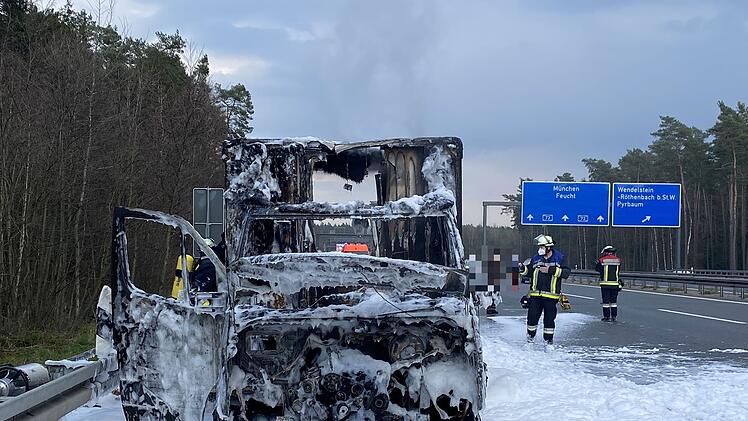 Lieferwagen eines Paketboten in Vollbrand