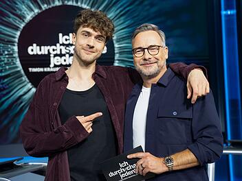 W&auml;hrend Timon Krause (links) mit seinen Promig&auml;sten "Gedankenspiele" zelebriert, f&uuml;hrt Matthias Opdenh&ouml;vel als Moderator durch die neue Show.