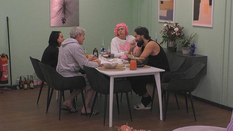 Francesca Morgese (links), Nina Bridney und Maurice Dziwak (rechts) unterst&uuml;tzen Gedeons Pl&auml;ne.