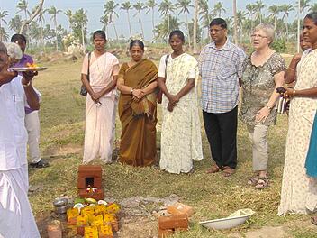 Grundsteinlegung für das Waisenhaus in Cuddalore (Indien): Dieses Projekt von Pater Raja wird mit Spenden auch aus der Region Bad Kissingen gesponsert. Fertig soll das neue Waisenhaus im September sein. Fotos: privat